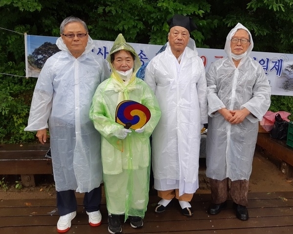 지난 24일 남원 지리산 천년송 보존회는 남원시 산내면 와운마을에 자리한 천년송에서 코로나19 극복을 위한 기원제를 개최했다.