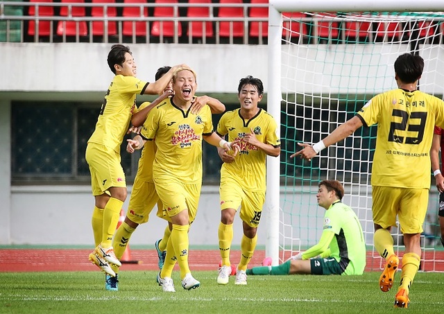 지난 25일 전주시민축구단 김신 선수가 목포시민축구단과의 경기에서 후반 38분 동점골을 터트린 뒤 환호하며 동료들과 기쁨을 나누고 있다.