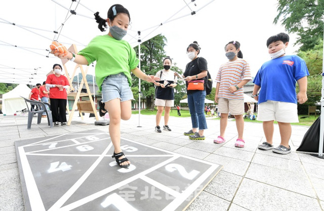 2020 전통놀이 문화포럼 및 전통놀이 판을 깔다 한마당이 전주향교와 전주완판본문화관에서 열린 가운데 26일 행사장을 찾은 아이들이 투호놀이, 윷놀이 및 사방치기 등 전통놀이를 체험하며 즐거워하고 있다. 오세림 기자