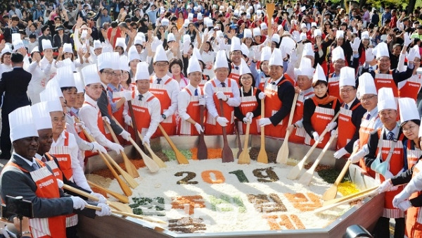 지난해 열린 전주비빔밥 축제, 대형비빔밥 비비기 퍼포먼스 모습. 전북일보 자료사진.