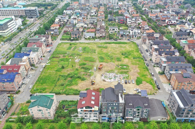 전주시 서부신시가지에 학교부지가 11년째 방치되고 있는 가운데 27일 잡초가 무성하고 쓰레기만 쌓이면서 도심 흉물로 전락하고 있다. 오세림 기자