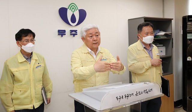 28일 황인홍 무주군수가 군청 브리핑룸에서 관내 5개의 정수장을 대상으로 실시된 일제점검과 관련한 기자회견을 열었다.