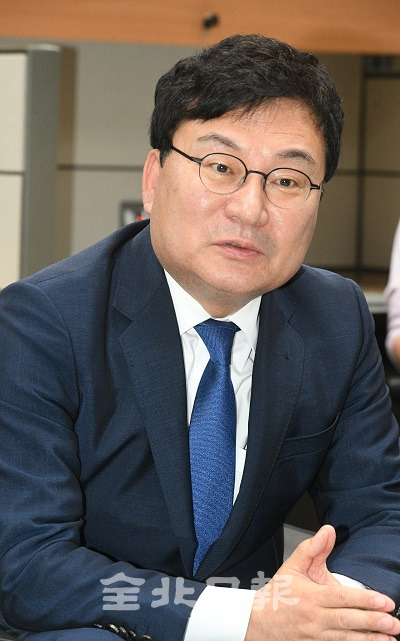 더불어민주당 전북도당위원장 선거에 단독으로 출마한 이상직 국회의원이 28일 도의회 기자실에서 입장을 밝히고 있다. 오세림 기자