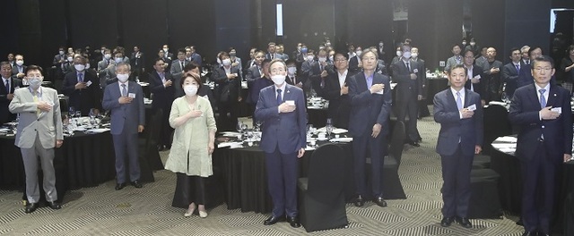 28일 오후 6시 서울 중구 더플라자 호텔에서 재경 전북도민회가 주최한 ‘전북 출신·연고 국회의원 당선 축하연’이 열린 가운데 참석자들이 국민의례를 하고 있다. 사진제공= 전북도.