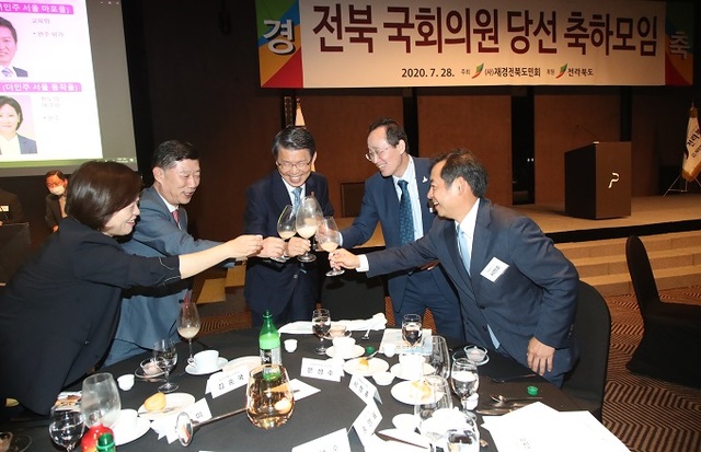 28일 서울 중구 태평동 더플라자 호텔에서 전북 출신·연고 국회의원 당선 축하연이 열린 가운데 (오른쪽부터)서창훈 전북일보 회장, 송하진 도지사, 은성수 금융위원장, 김홍국 재경도민회장, 진선미 의원이 건배를 하고 있다. 사진 제공=전북도