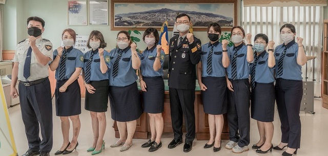 지난 28일 남원경찰서가 ‘녹색어머니회 위촉식 및 간담회’를 열고 기념촬영을 하고 있다.