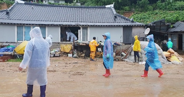 정읍시 자원봉사센터가 장마철 집중 호우로 산사태 피해를 겪은 칠보면 무성리 주택에서 수해복구 활동을 펼치고 있다.