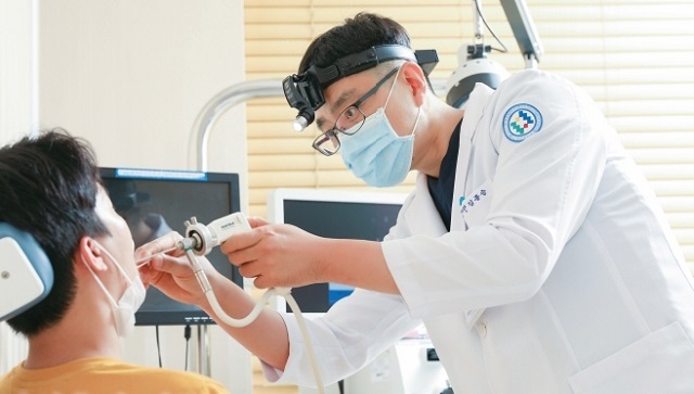 김종승 전북대학교병원 이비인후과 교수가 비중격만곡증 환자를 치료하고 있다.