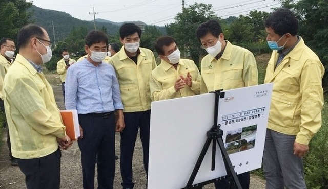 지난 1일 국회 안호영 의원과 박성일 완주군수가 호우 피해를 입은 응암천을 방문했다.