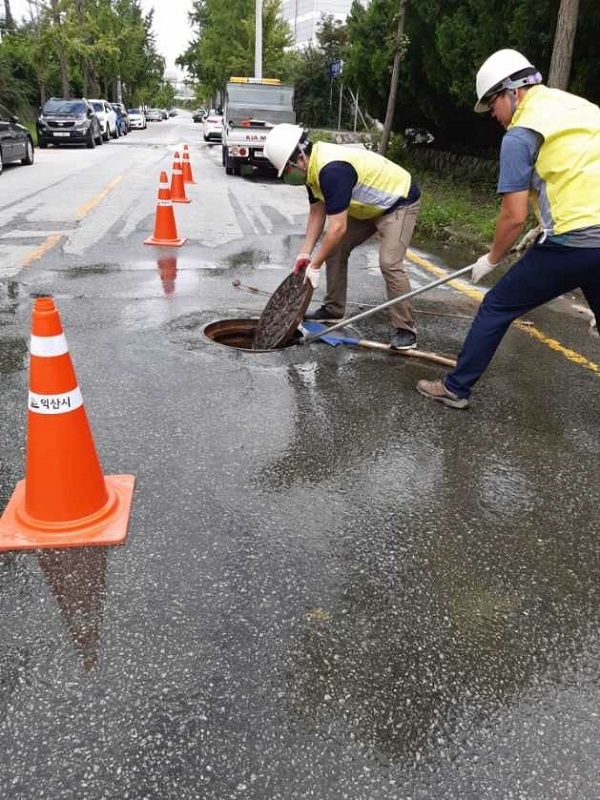 막바지 장맛비로 인해 상당수 하수도시설물이 피해을 입은 가운데 익산시가 피해 복구에 힘쓰고 있다.