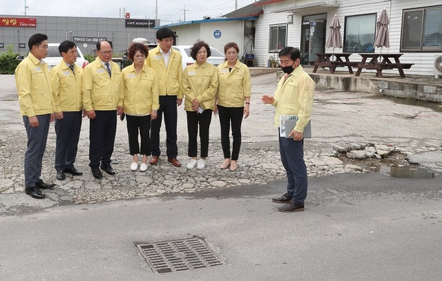 지난달 31일 익산시의회 의장단이 장마철 집중호우로 피해를 입은 송학동 도로 침수지역 등을 방문해 피해 복구작업 현장을 둘러봤다.