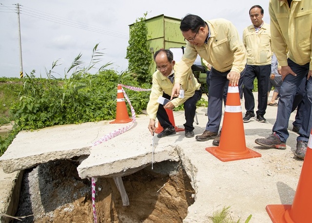 지난 1일 정헌율 익산시장이 집중호우로 피해가 발생한 낭산면 교량붕괴 현장 등을 방문해 긴급 피해복구 상황을 점검하고 있다.