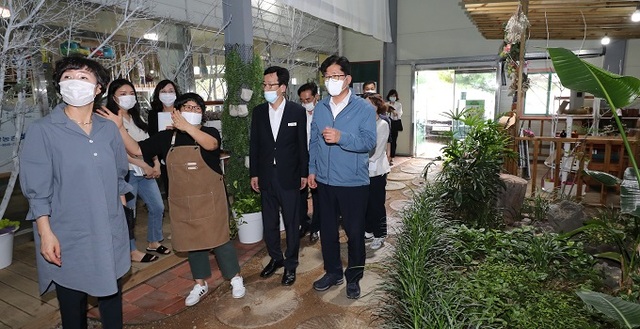 지난달 31일 농촌진흥청 이용범 차장이 고창에 위치한 농촌관광사업장을 방문해 안전·위생관리 점검과 현장의 애로사항을 청취했다.