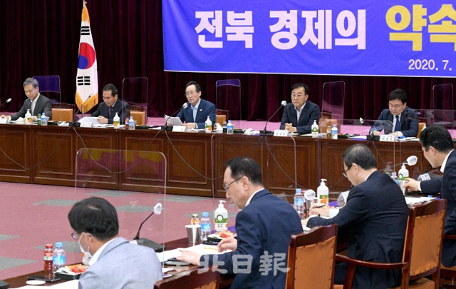 도내 국회의원과 전북도. 시·군 예산정책협의회가 지난달 31일 도청 대회의실에서 열린 가운데 송하진 도지사가 인사말을 하고 있다. 오세림 기자