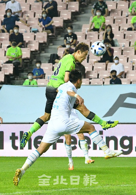 2020 하나원큐 K리그 전북현대와 포항 스틸러스의 경기가 지난 1일 전주월드컵경기장에서 열린 가운데 전북현대 손준호 선수가 동점골을 터뜨리고 있다. 오세림 기자