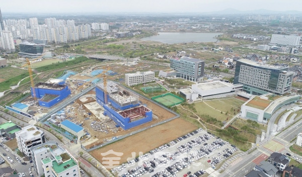 전북혁신도시 국민연금공단 앞 제2국민연금공단 사옥과 전북테크비즈센터 신축공사 현장 모습. 전북일보 자료사진.