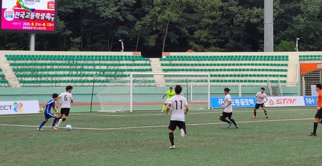 2일 군산 월명종합경기장에서 열린 ‘2020 금석배 전국고등학생축구대회’ 3조 조별리그 첫 경기에서 군산제일고와 충남 한마음축구센터U18 선수들이 볼다툼을 벌이고 있다. 사진제공=전북축구협회