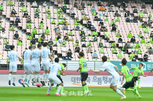 2020 하나원큐 K리그 전북현대와 포항 스틸러스의 경기가 지난 1일 전주월드컵경기장에서 유관중으로 열렸다.