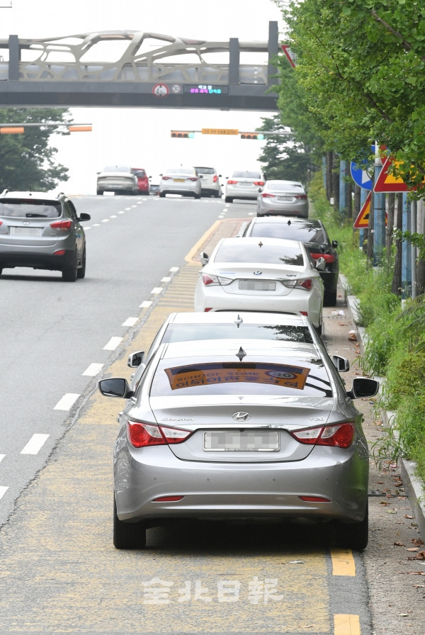 일명 '하준이법'이 시행된 지 한 달이 지났지만 경사로에 주차된 차량들 아무런 안전조치 없이 주차되고 있는 가운데 3일 전주시 견훤로 급경사 도로에 차량들이 주차돼 있다. 오세림 기자