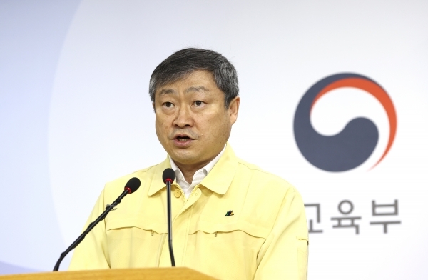 4일 정부세종청사 교육부에서 박백범 차관이 신종 코로나바이러스 감염증(코로나19) 대응 2021학년도 대입 관리 방향 발표를 하고 있다. /연합뉴스