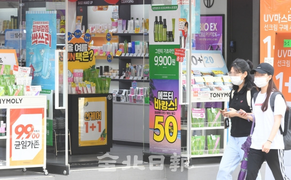 현행법에 따라 에너지 수급 안전 조치를 위해 냉방상태에서 문을 열고 영업시 과태료 처분을 받지만 정부의 코로나19 예방 차원에서 2시간마다 환기 지침있어 소상공인들이 '개문냉방'을 할 수 밖에 없는 상황속에 4일 전주의 한 가게가 문 을 열고 영업하고 있다. 오세림 기자