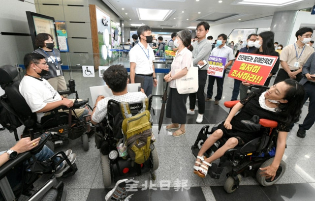 전북장애인거주시설인권연대는 5일 도청 앞에서 '무주 하은의집 사회복지사들이 장애인을 학대하고 희화화 했다'며 기자회견을 열고 전주자림원, 남원평화의집, 장수벧엘장애인의집 등 도내에서 장애인 학대 문제가 지속적으로 발생하고 있지 만 전북도가 땜질식 처방을 이어 왔다며 도지사 면담을 요구하며 청사진입을 시 도하고 있다. 오세림 기자