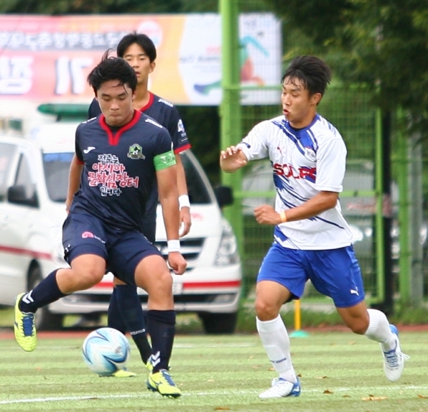 6일 2020 금석배전국고교학생축구대회 조별리그 5조 마지막 경기가 열린 군산 금강체육공원에서 전주시민축구단U-18과 경기 SOL FC 선수들이 볼다툼을 벌이고 있다.