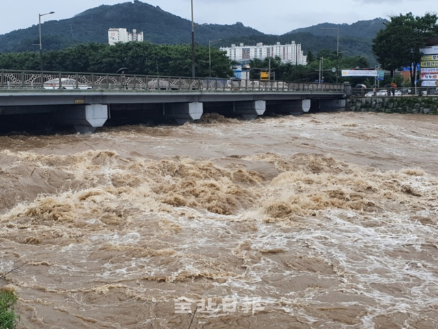 폭우로 유실된 남부시장 싸전다리 제방