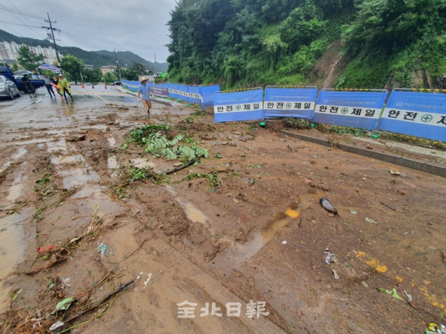 완산칠봉 토사유출로 통행이 제한된 장승백이로.