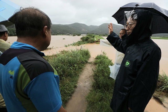 유기상 고창군수가 지난 8일 오전 주진천 제방붕괴 현장을 찾아 피해상황을 점검하고 있다.