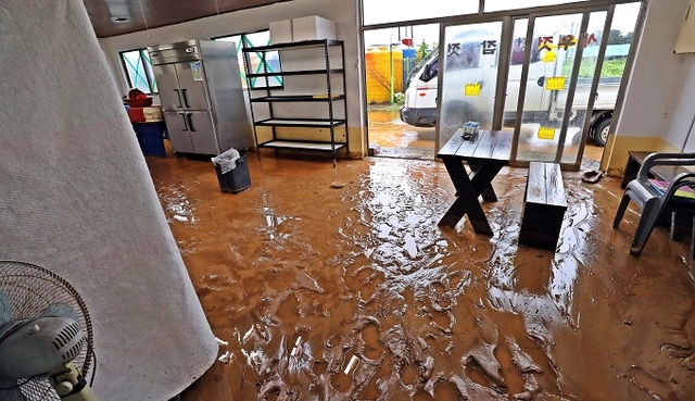 지난 7~8일 집중호우로 인해 고창군의 한 가게 안까지 토사가 밀려 들어왔다.