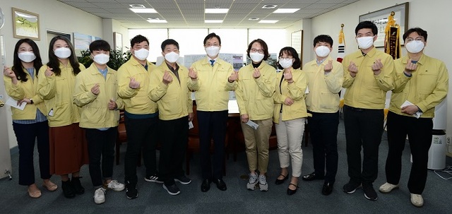 이환주 남원시장이 친절공무원을 격려하고 기념촬영을 하고 있다.