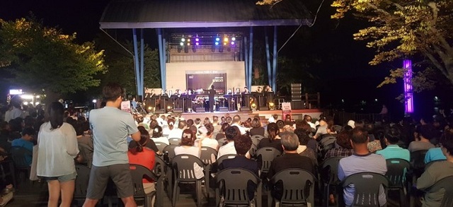 군산시립예술단 ‘찾아가는 버스킹’ 공연 모습.