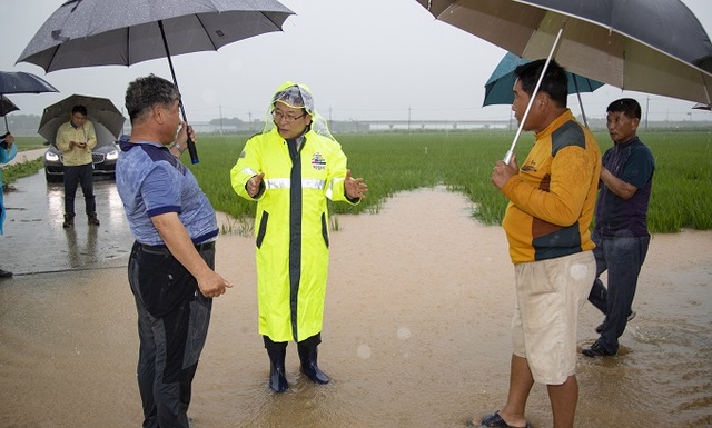 집중호우로 인한 침수피해 현장을 찾은 정헌율 익산시장이 주민들과 대화를 나누고 있다.