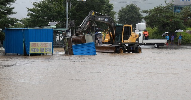 지난 7일부터 내린 집중호우로 인해 무주군 일대 도로가 침수됐다.