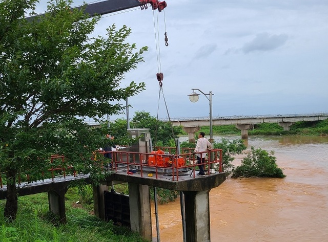 농어촌공사 정읍지사 영원지소 관계자들이 유정배수펌프장 수문을 열기 위해 크레인 작업을 하고 있다.