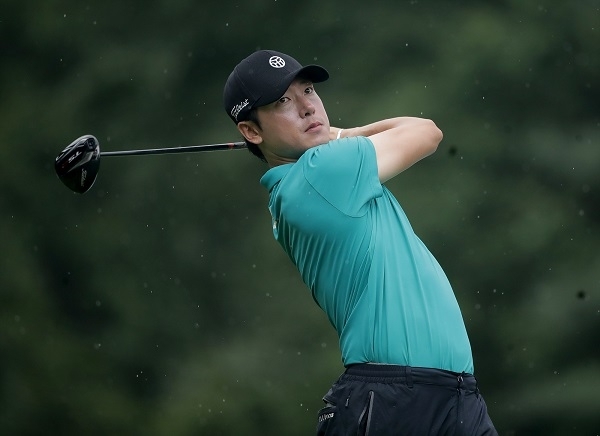 지난 8일 경상남도 양산 에이원CC 에서 제63회 KPGA 선수권대회 with A-ONE CC 3라운드에서 김태훈이 15번홀 드라이버 티샷을 하고 있다. 연합뉴스