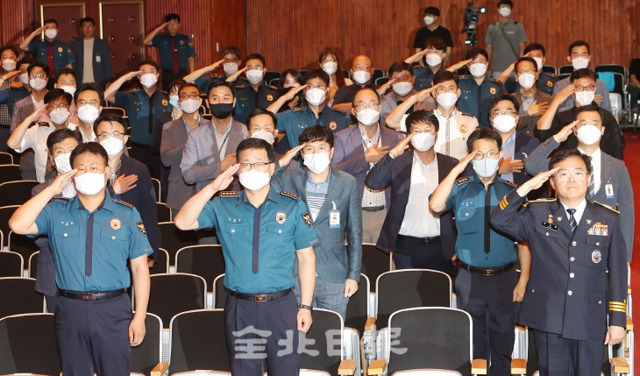 7일 전북지방경찰청에서 제32대 전북지방경찰청장 취임식이 열린 가운데 진교훈 신임 청장(오른쪽 아래)을 비롯한 직원들이 국민의례를 하고 있다. 조현욱 기자
