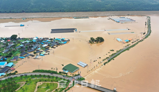 순창군 유등면 외이마을 주변 농경지와 축사 등이 지난 8일 물에 잠겨 있다. 오세림 기자