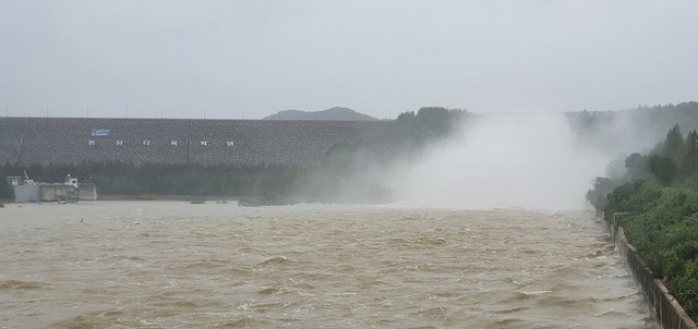 한국수자원공사 용담지사가 지난 8일 오전 11시부터 2900톤의 물을 내려 보내 무주를 비롯한 용담댐 하류지역 4개 지자체 주민들이 용담댐 방류조절 실패로 인해 농경지와 주택 침수 등 피해를 키웠다고 목소리를 쏟아내고 있다.