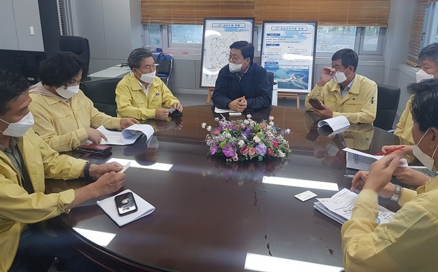 10일 무주군의회 의원들이 한국수자원공사 용담지사를 방문해 댐 방류량 증가에 따른 하류지역 피해발생에 대한 항의와 함께 재발방지를 촉구했다.