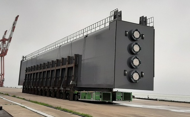 삼척항 지진해일 침수방지시설 공사 중 게이트 설치 공사 모습.