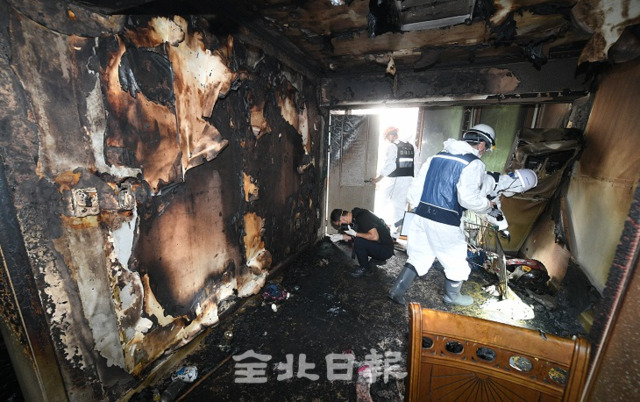 10일 새벽 전주시 팔복동 한 연립주택에서 화재가 발생해 1명이 사망하는 사고가 발생한 가운데 소방본부과 경찰, 한전 관계자 등이 합동 화재감식을 하고 있다. 오세림 기자