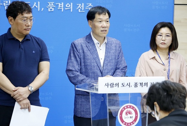 10일 전주시청에서 최락기 문화관광체육국장과 관계자들이 우수성을 인정받은 전주한지에 대해 브리핑을 하고 있다. 사진제공 = 전주시