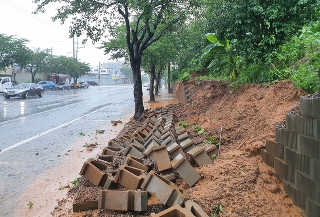 군산 대야시장의 사면이 폭우로 유실됐다.