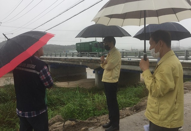 10일 김인태 전북도 환경녹지국장이 호우 피해를 입은 남원지역을 방문해 피해현장을 살피고 있다.