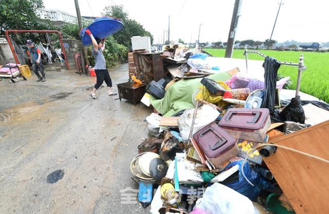 남원시 금지면 일원에 홍수피해가 발생해 한순간에 삶의 터전을 잃어버린 이재민들이 10일 물이 빠지자 피해복구에 나서고 있다. 오세림 기자
