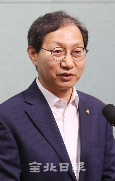 10일 더불어민주당 전북도당위원장으로 선출된 김성주 의원이 전북도의회 브리핑룸에서 당선 기자회견을 하고 있다. 조현욱 기자