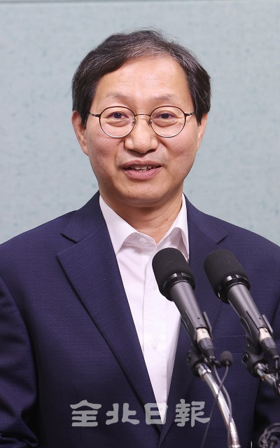 10일 더불어민주당 전북도당위원장으로 선출된 김성주 의원이 전북도의회 브리핑룸에서 당선 기자회견을 하고 있다. 조현욱 기자