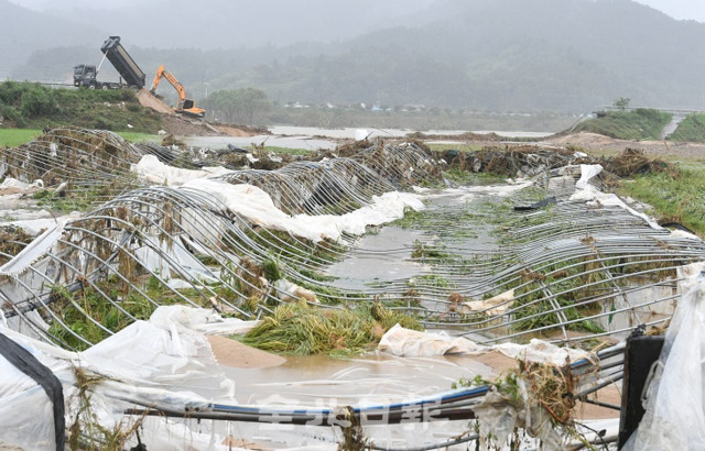 섬진강 제방 붕괴로 침수피해가 발생한 남원시 금지면에서 10일 무너져 내린 제방을 긴급보수하고 있다. 오세림 기자